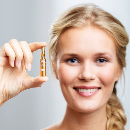 Slika ISDIN Isdinceutics Flavo-C Ultraglican & Isdinceutics Flavo-C Melatonin, dnevni in nočni serum - ampule (2 x (10 x 2 ml))